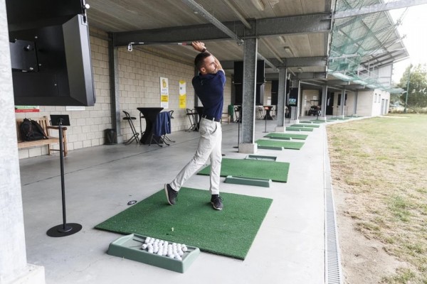 Via het trackman range systeem kan een golfer op elk virtueel terrein spelen. 